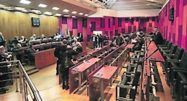 Napoli: il bilancio in Consiglio, c'è il numero legale per la seduta: respinta richiesta sospensiva