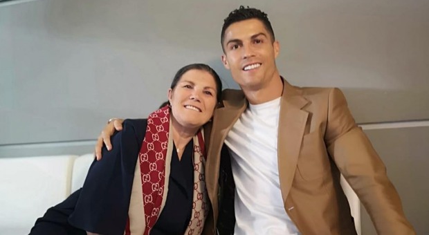 Cristiano Ronaldo, ictus per la mamma: è in terapia intensiva