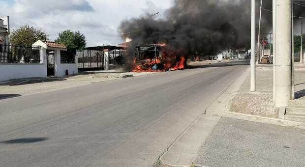 Ctp, bus a fuoco nel Napoletano: illesi passeggeri e autista, è il secondo caso in dieci giorni
