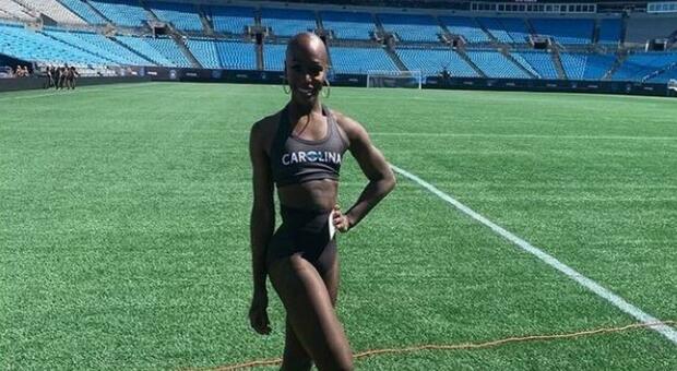 Justine Lindsay è la prima cheerleader trans nera: attaccata sui social dopo l'annuncio