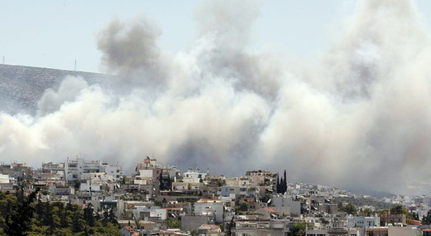 La Grecia brucia: due grossi incendi divampano alle porte di Atene, molte persone intrappolate in spiaggia