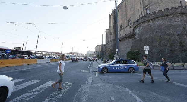 Napoli, incidente all'alba su via Acton: grave motociclista 22enne