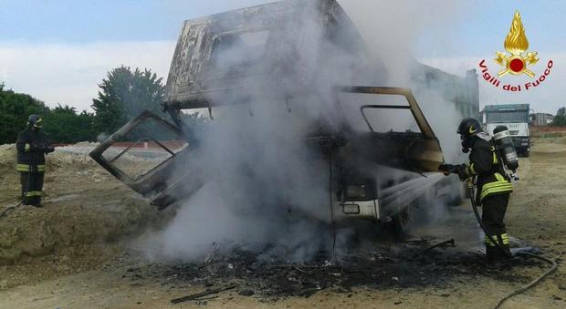 L'intervento dei Vigili del fuoco: camion in fiamme in cantiere ad Albignasego