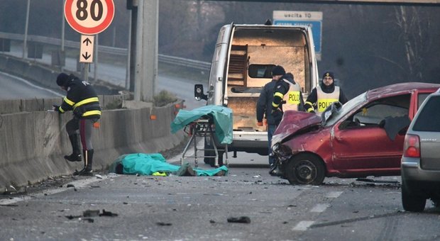 Auto si ribalta sulla superstrada Milano-Meda, tassista si ferma a soccorrere: investito e ucciso da un pirata