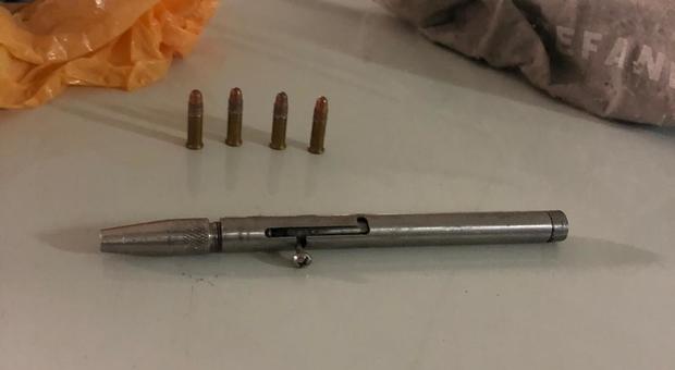 La penna pistola ritrovata dai carabinieri