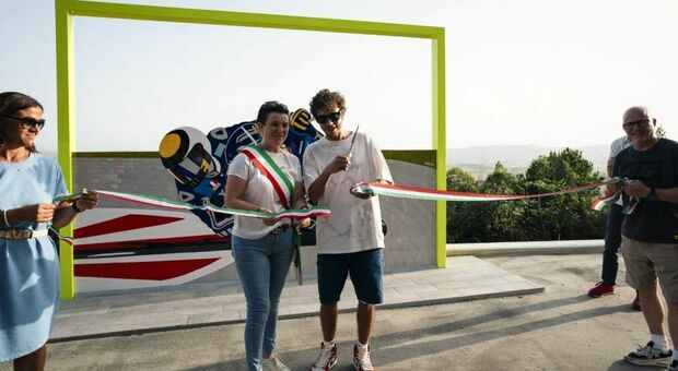 Inaugurata l'opera dell'artista Gambioli dedicata a Valentino Rossi: l'emozione del campionissimo