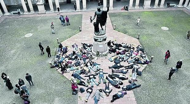 La protesta degli studenti sdraiati contro il trasloco: “Non sarete trasferiti”