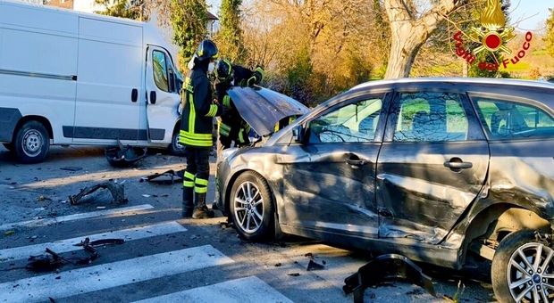 Schianto tra due auto e un furgone, sei feriti: bimbo in ospedale
