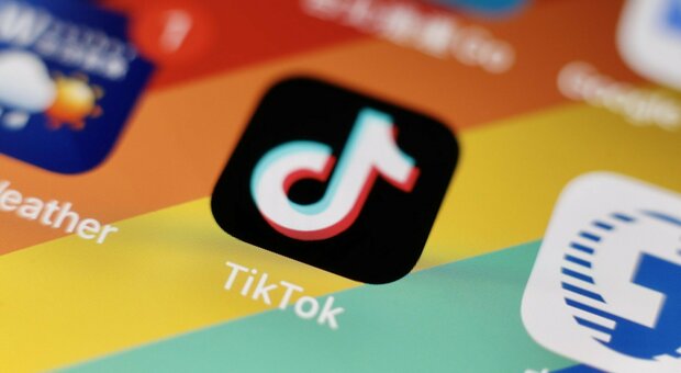 «TikTok va disinstallato entro 30 giorni»: ultimatum ai dipendenti governativi per proteggere sicurezza e privacy Usa