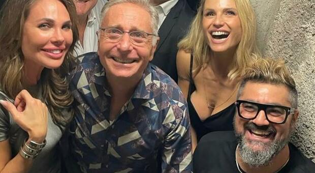 Ilary Blasi, irriconoscibile nella foto di gruppo al compleanno vip. I fan: «Cosa le è successo?»