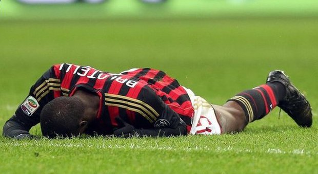 Il Milan non si alza più: 1-1 con il Genoa I tifosi bloccano i giocatori a San Siro