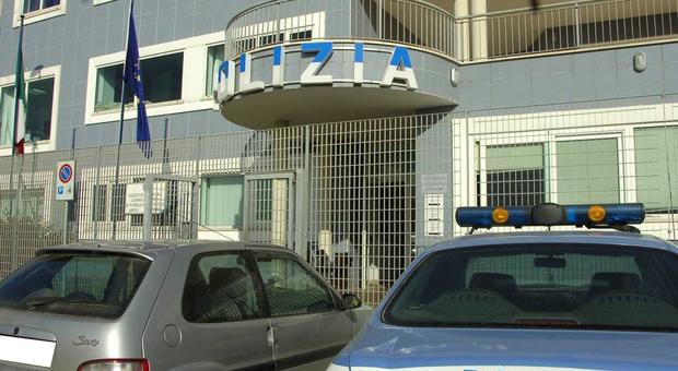 Roma, aggredisce poliziotti a calci e pugni in centro ad Anzio: arrestato 47enne