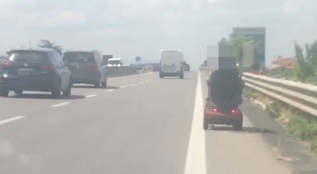 Foligno: «Correte, c’è un anziano su una sedia a rotelle a motore in superstrada». Intervengono i carabinieri
