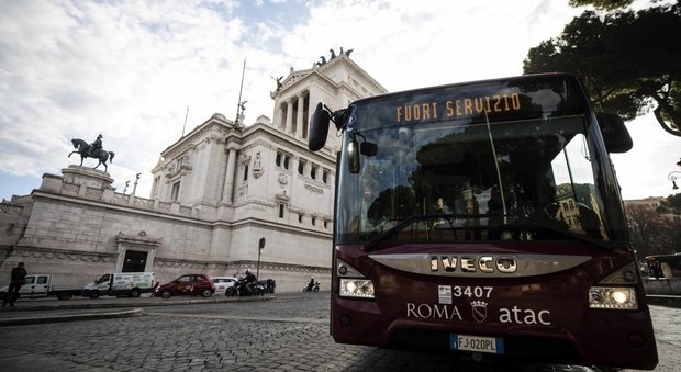 Roma, sciopero dei trasporti: traffico in tilt e code. Chiuse tutte le metro
