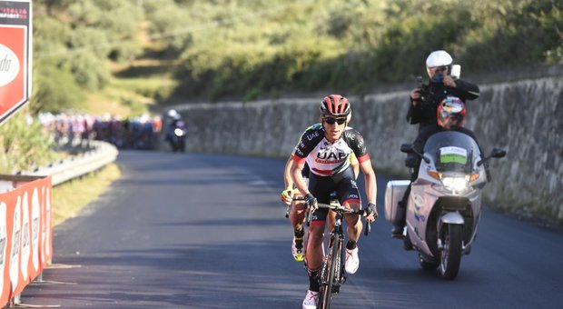 Giro d'Italia, Wellens vince a Caltagirone. Dennis resta in rosa, Aru e Froome perdono altri secondi