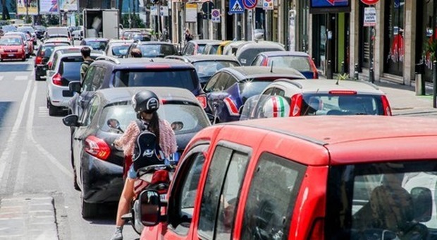 Universiadi a Napoli col caos traffico: «Costretti a chiudere sul lungomare»