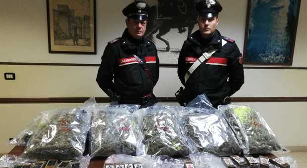 Trenta chilogrammi di droga sull'auto, arrestato dai carabinieri