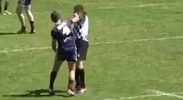 Rugby, giocatore stende con un pugno l'arbitro che l'aveva espulso per un gesto osceno