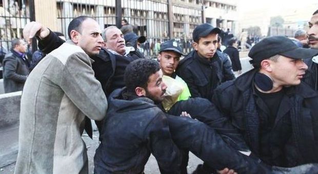 Cairo, sotto attacco le sedi della polizia tre attentati: 5 morti, decine di feriti allerta nelle ambasciate e all'aeroporto