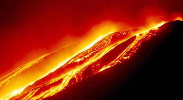 Etna, eruzione dal cratere sommitale: fontane di lava e boati. Aeroporto di Catania operativo