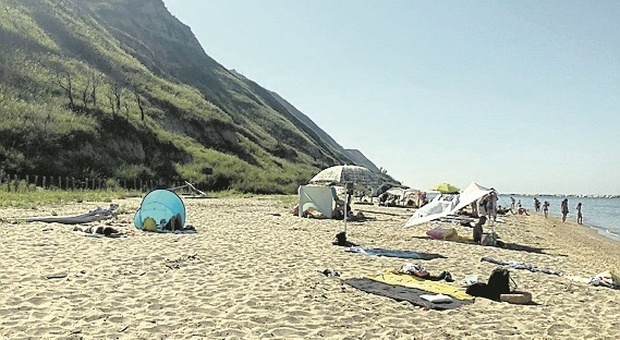 Pesaro, spiagge libere ma non selvagge: arriva anche l'app per prenotare un posto al sole