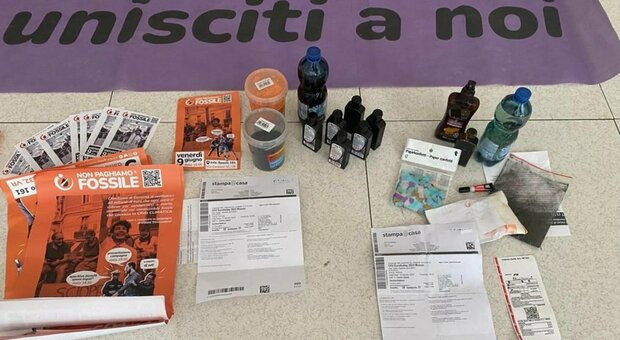 Il materiale sequestrato dalla polizia agli ambientalisti blocca in Arena a Verona