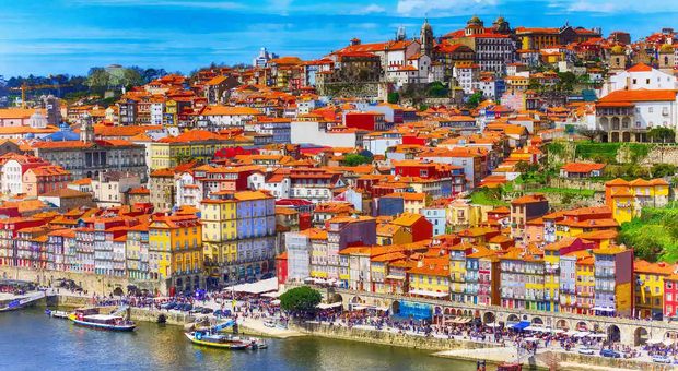 Porto, cosa vedere in due giorni: la libreria di Harry Potter, il vino e i ponti. La guida per visitarla