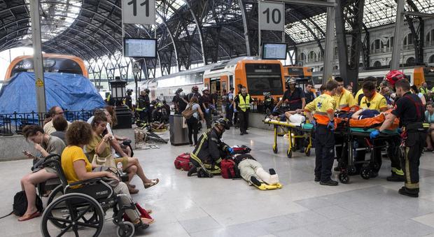 Treno si scontra con la banchina: paura a Barcellona, 48 feriti. "5 sono gravi"