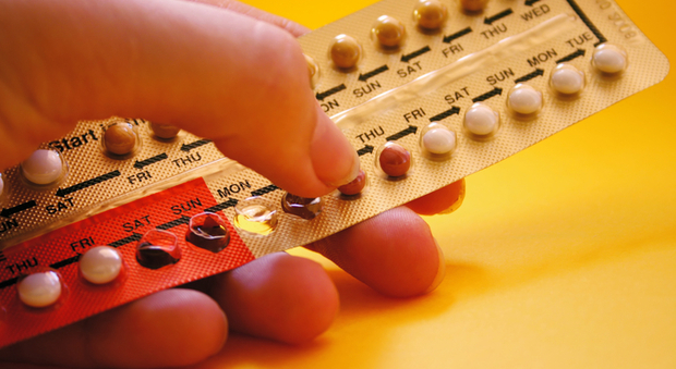 Vaccino e pillola anticoncezionale, ginecologi: «Non c'è rischio di trombosi per donne»