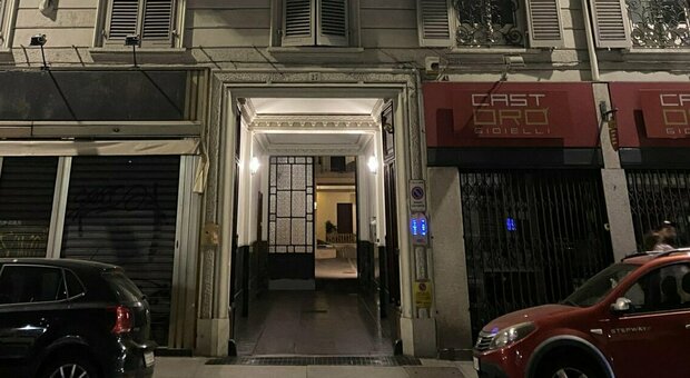 Torino, ritrovato cadavere di un uomo in un'abitazione: è stato accoltellato alla gola