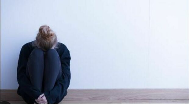 Adolescenti, un suicidio ogni 11 minuti nel mondo: è la quinta causa di morte tra i 15 e i 19 anni