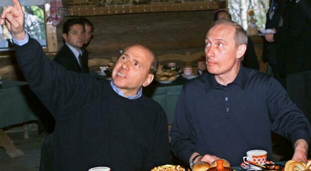Putin a caccia con Berlusconi: il leader russo strappò il cuore a un capriolo, glielo donò su un vassoio e il Cav vomitò