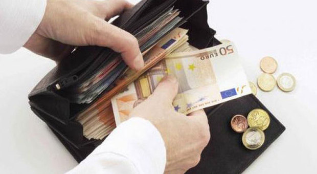 Trova borsello con 5mila euro nel carrello della spesa e lo restituisce