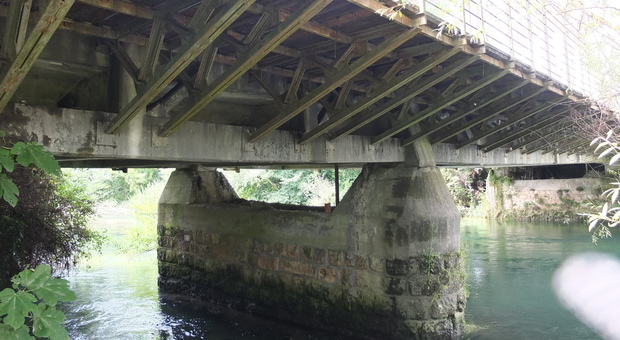 Un pilone si è abbassato: scatta l'allarme per il ponte di via Mattei già 17 anni fa si dovette intervenire Le foto del ponte