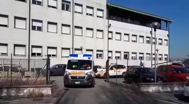 Cremona, ragazza di 14 anni si getta dalla finestra di scuola: è grave