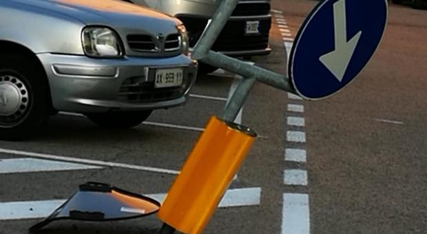 Vandali distruggono i segnali stradali, danni continui. Un residente: «Veneto o Scampia?» Foto