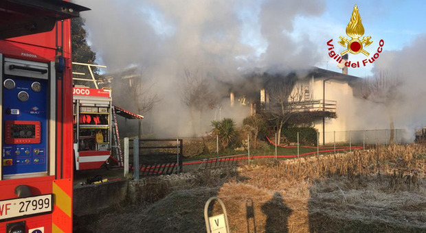 Esplosione in una villa nel Padovano, poi l'incendio: morti due anziani