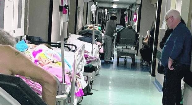 Cardarelli, riecco il caos: i corridoi dell'ospedale pieni di barelle