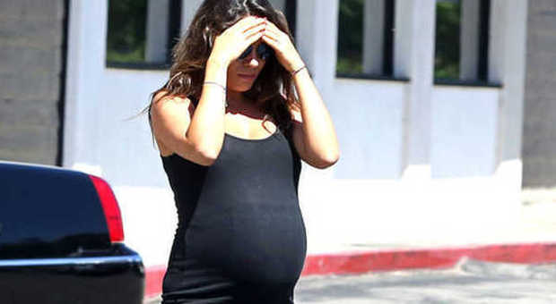 Mila Kunis irriconoscibile: super pancione da futura mamma mentre fa joga