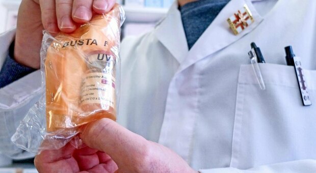 Vaccini in farmacia, la stoccata di Federfarma: «Corsa a chi fa prima, penalizzate aree interne»