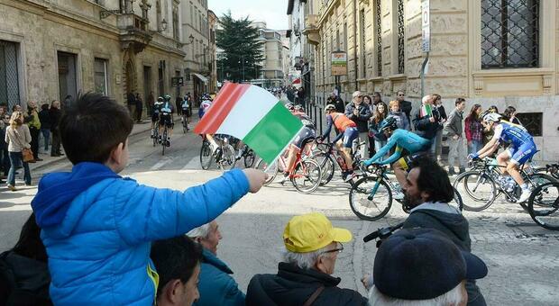 Ascoli, le strade chiuse all’ora di pranzo: passa la Tirreno Adriatico
