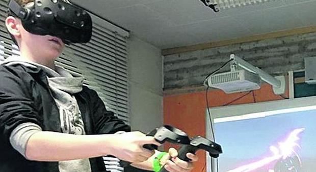 La realtà virtuale entra in classe: i bimbi disegnano con il casco magico