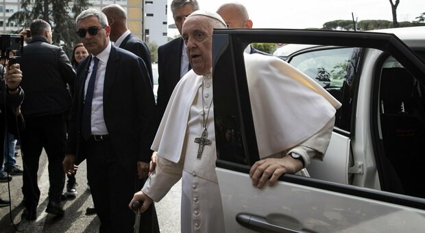 Papa Francesco ricoverato, oggi l'intervento all'addome di laparotomia. Le ultime notizie