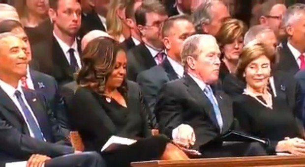 George W. Bush e Michelle Obama, ai funerali di McCain il gesto che ha mandato in estasi gli Usa