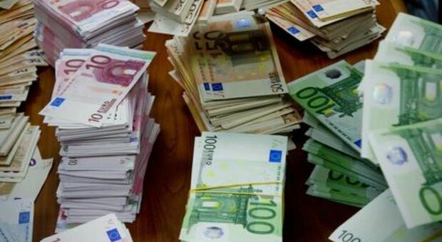 La banca le accredita 50mila euro sul conto per errore, lei trova il modo per non restituirli: è tutto legale