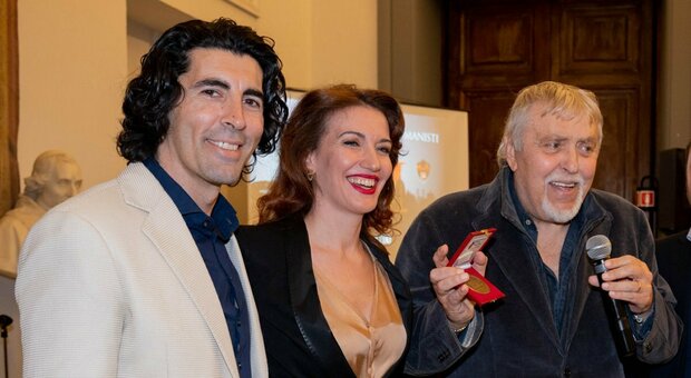 Da sinistra, Fabrizio Pacifici, Giulia Di Quilio e Maurizio Mattioli al premio "Sette Colli"