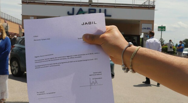 Jabil, presidio degli operai a Caserta: «Il governo Draghi riapra il tavolo»