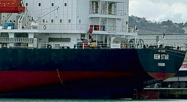 Nave piena di grano straniero attraccata al porto di Ancona: «Basta, la dovete controllare»