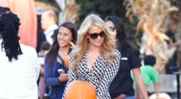Paris Hilton, reginetta di Halloween fa shopping di zucche