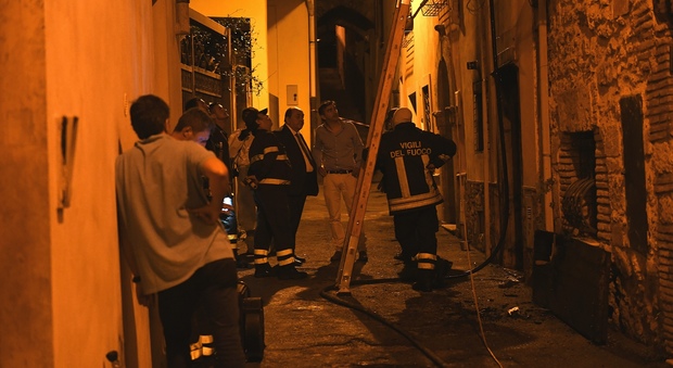 Il luogo dell'incendio e il sopralluogo del sindaco Cicchetti (Foto COSENTINO)